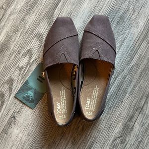 **BRAND NEW** TOMS Grey Slides